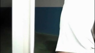 Une bonne sodo et un facial dans un garage pour une libertine