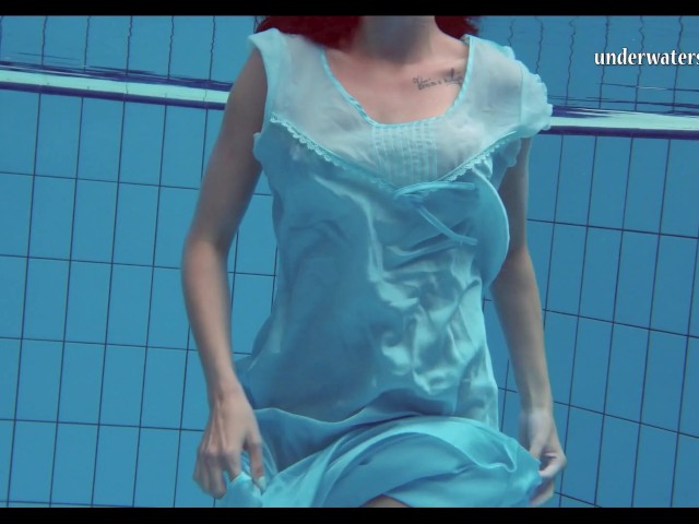 Hot Teen Unterwasser Swims And Strips