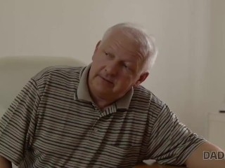 Daddyfourk chłopiec naprawia komputer a ojciec zatrzaskuje swoją słodką młodą damę