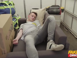 Fałszywe przeprowadzki dwóch chłopaków podstępnie pieprzy się z gorącą blondynką milf