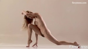 Hairy teen Mochalkina shows outstanding flexibility